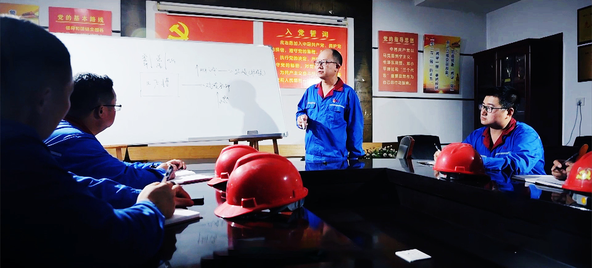 夜半的会议室里灯火通明,安明正在组织人员开展“头脑风暴”.jpg 夜半的会议室里灯火通明,安明正在组织人员开展“头脑风暴”.jpg